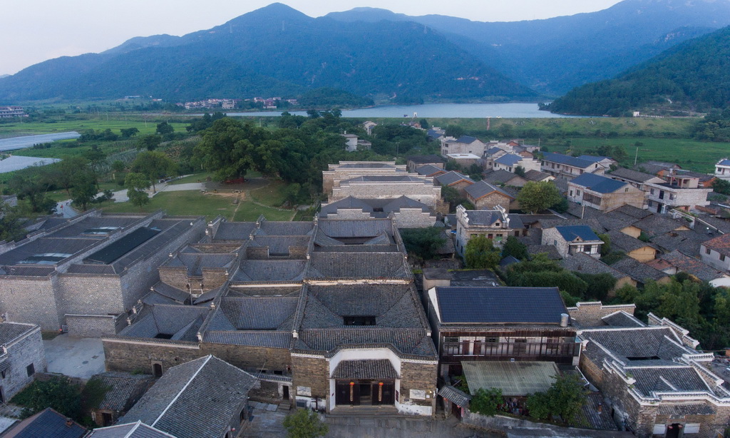 俯瞰安义县古村落罗田村一角（8月8日无人机拍摄）。