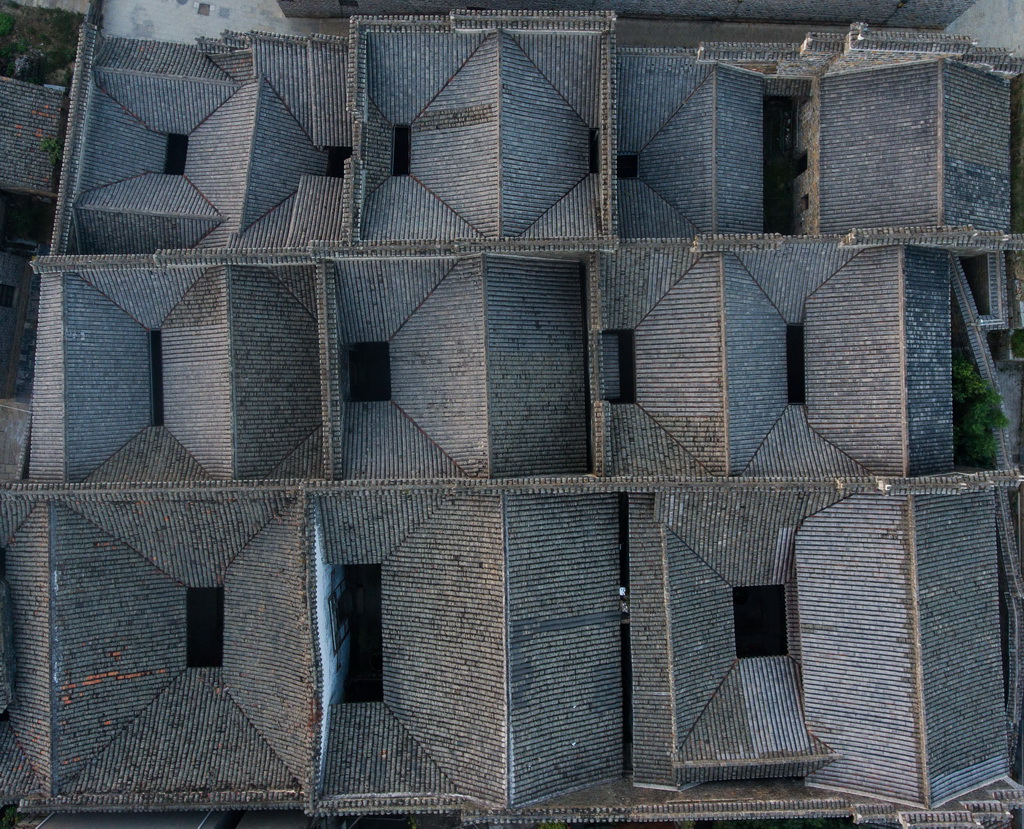 俯瞰安义县古村落罗田村多达十来个天井的士大夫第宅院（8月8日无人机拍摄）。