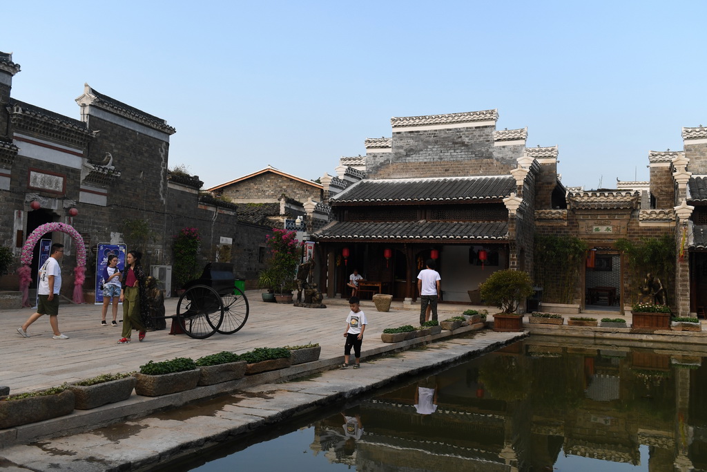 游客在江西省安义县石鼻镇水南村参观游览（8月8日摄）。