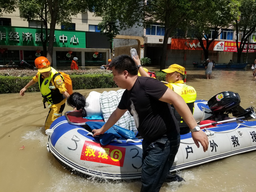 8月11日，救援隊在臨海轉移傷病群眾。