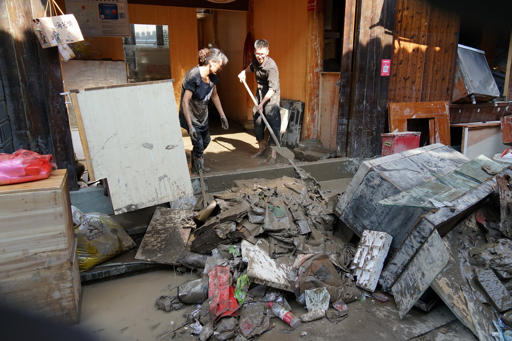 8月11日，臨海紫陽街居民在清除淤泥和垃圾。