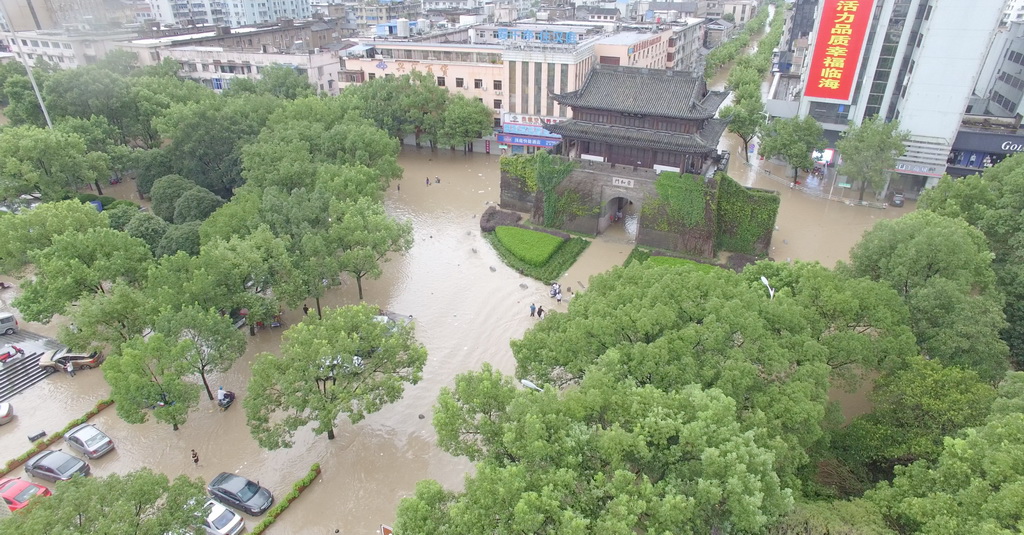 洪水圍困的臨海崇和門附近區域（8月10日無人機拍攝）。