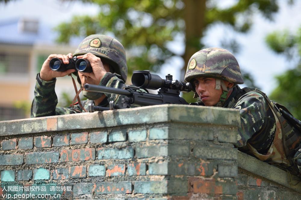 8月13日，狙擊組佔領制高點觀察現場情況。