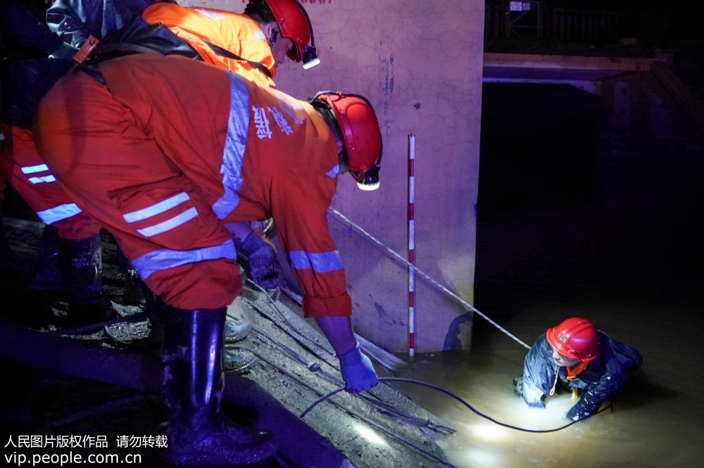 8月12日，山東能源淄礦救護大隊在青州市譚坊鎮的鐵路涵洞積水安裝排水泵。