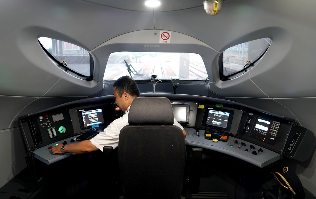 8月13日，高速綜合檢測列車駕駛員在做發車前的准備工作。