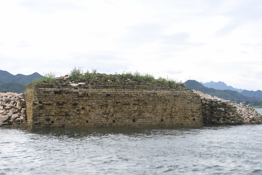 這是露出水面的“水下長城”部分城牆（8月13日攝）。