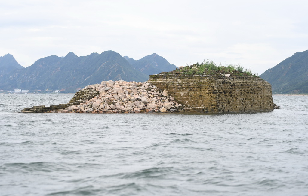 這是露出水面的“水下長城”部分城牆（8月13日攝）。