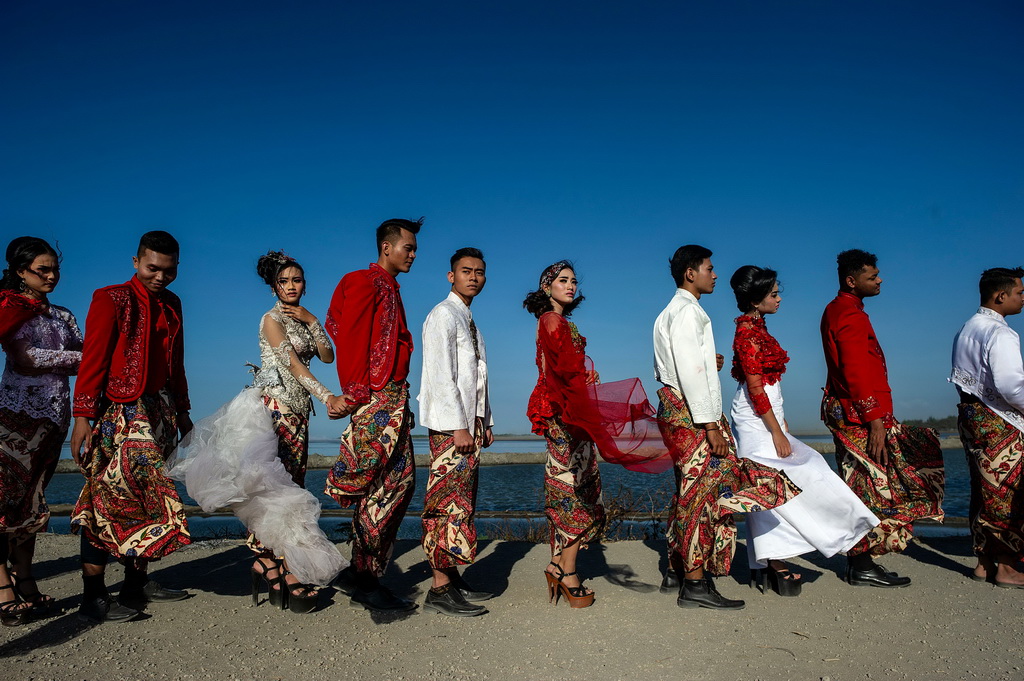 8月13日，在印度尼西亚诗都阿佐，模特展示印尼传统服饰。