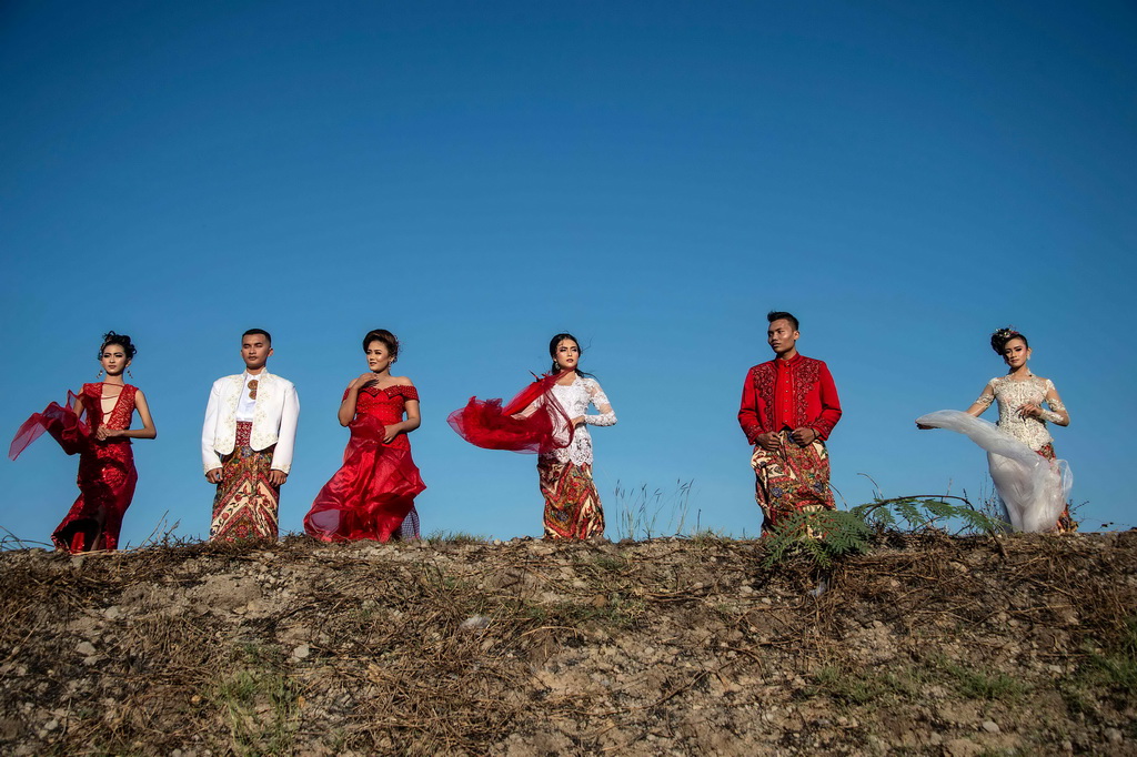 8月13日，在印度尼西亚诗都阿佐，模特展示印尼传统服饰。