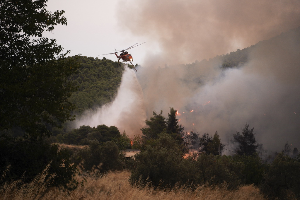 8月13日，在希腊中部埃维亚岛的马克里马利村，直升机参与灭火。