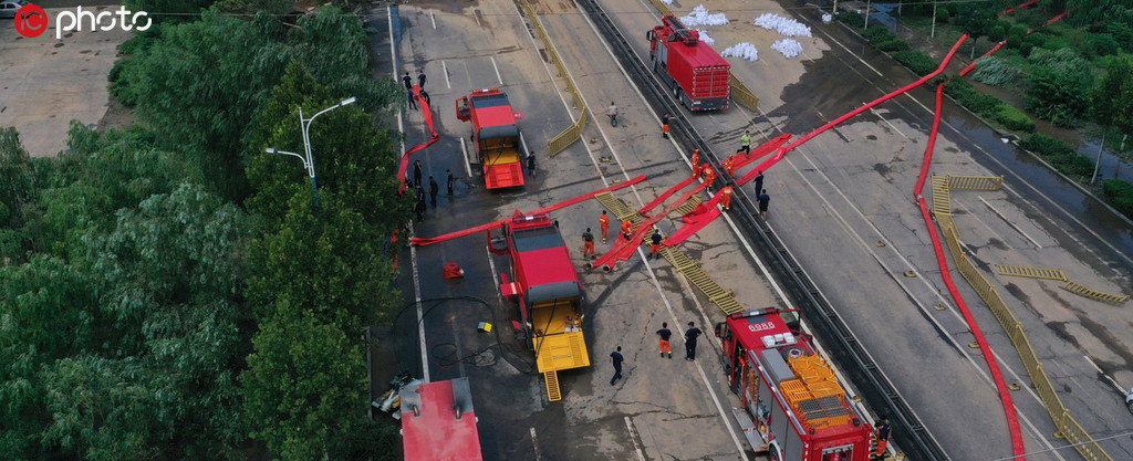 8月14日，從山東省各地市調集的消防救援隊在鄒平市高新街道道路排水，以恢復交通。
