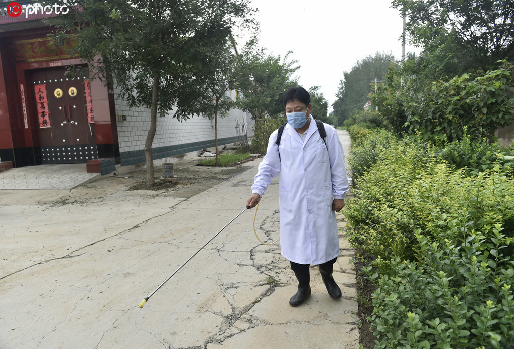 8月14日，山東省鄒平市高新街道防疫部門在周東村消毒。