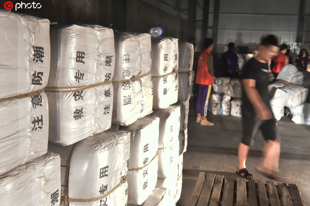8月14日凌晨，山東省鄒平市志願者堆放從濟南、濱州等地送來的救災物資，將陸續分發到高新街道等災區。