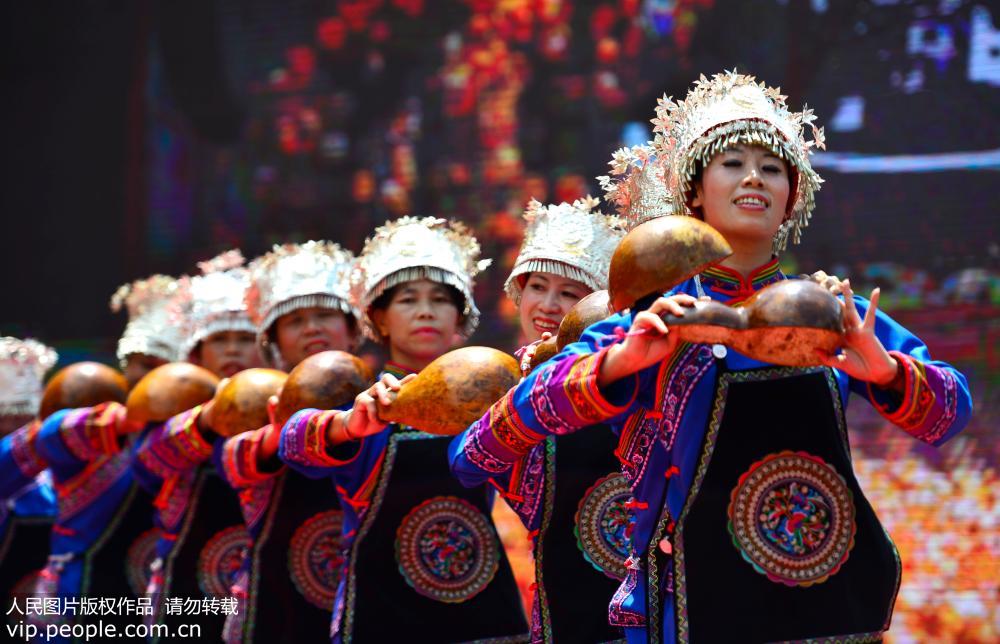 8月14日，在廣西龍勝各族自治縣偉江鄉，苗族同胞在“跳香節”上表演節目。