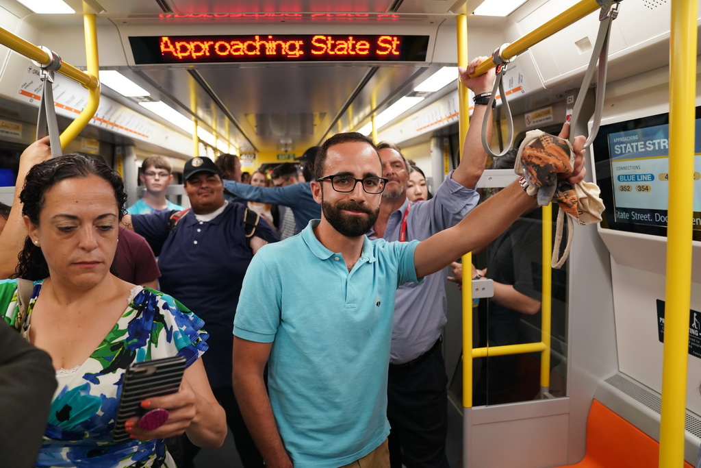 8月14日，在美國馬薩諸塞州波士頓，乘客搭乘剛剛投入使用的新型地鐵列車。