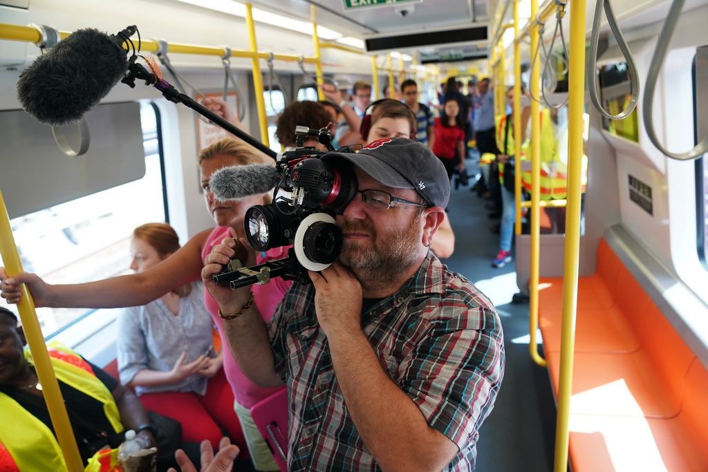 8月14日，在美國馬薩諸塞州波士頓，記者在新型地鐵列車上採訪拍攝。