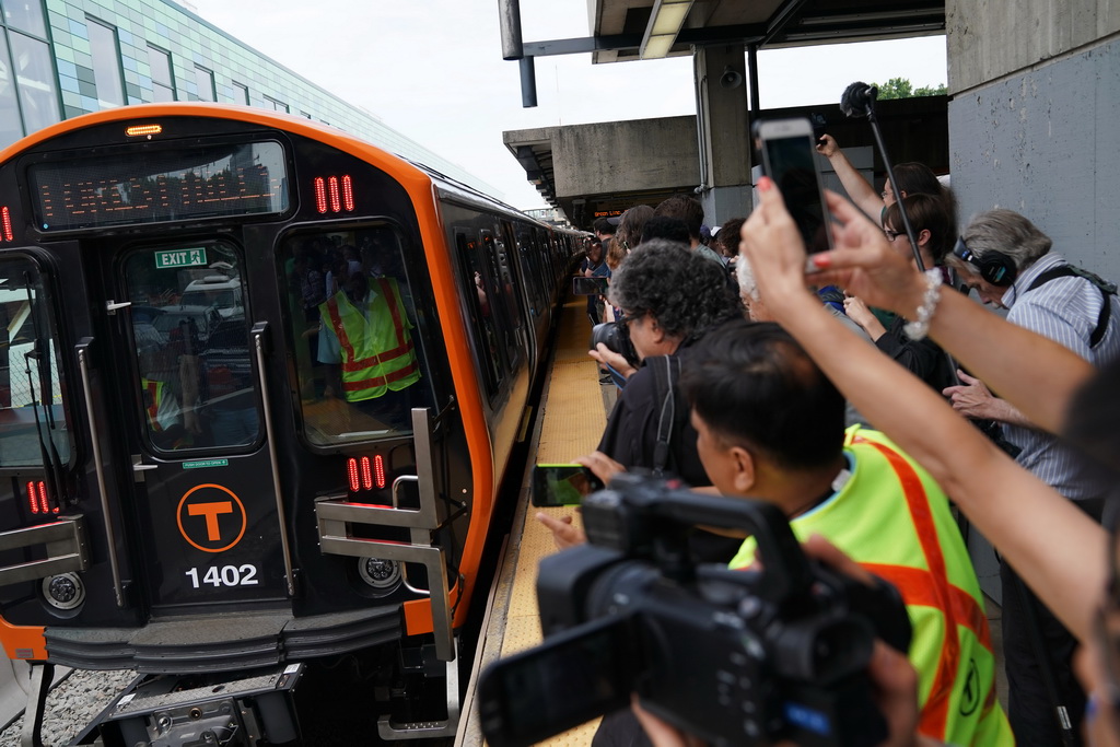 8月14日，在美國馬薩諸塞州波士頓，媒體記者拍攝投入使用的新型地鐵列車。
