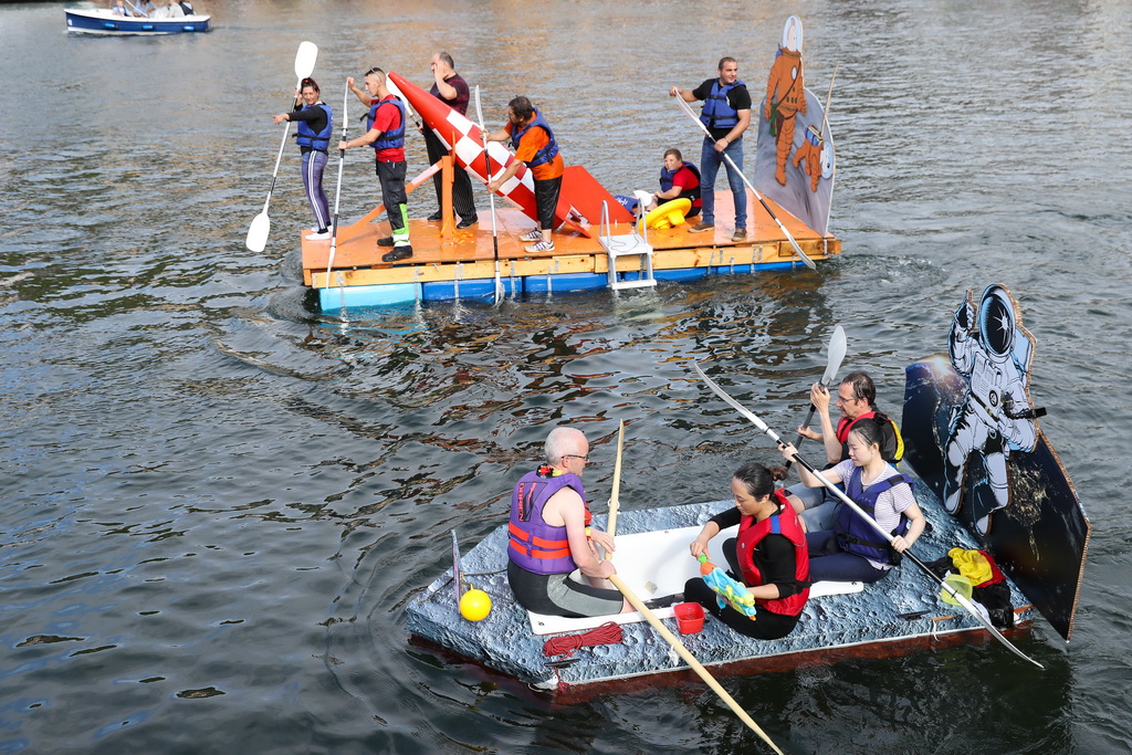 8月15日，在比利時南部小城迪南的默茲河上，人們參加“浴缸劃船節”的表演。