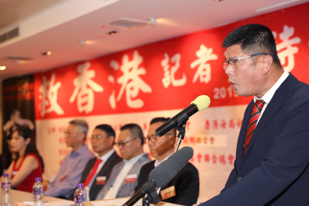 8月15日，香港福建社團聯會副主席蔡建四在會上宣讀這些社團發表的聯署聲明《反暴力 救香港》。新華社記者 吳曉初 攝