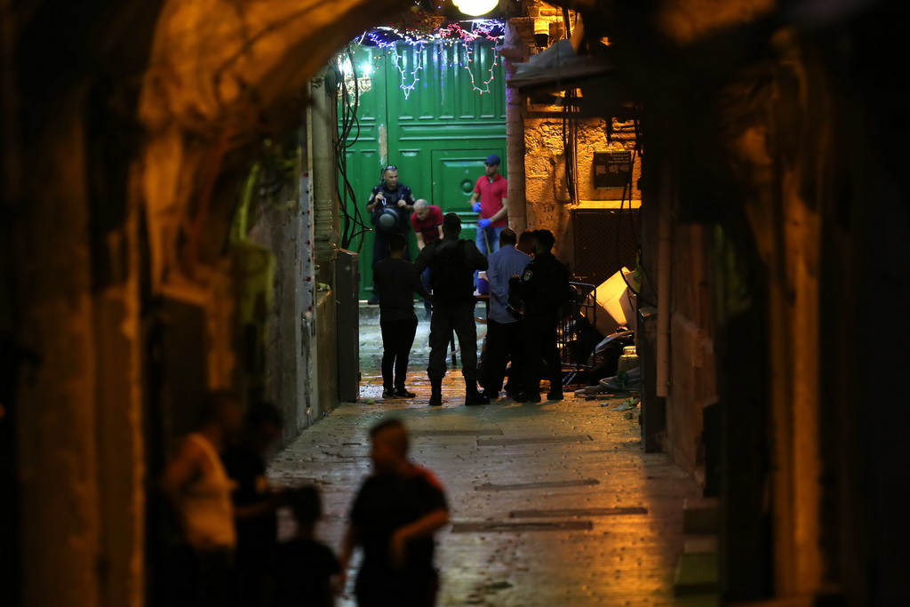 8月15日，在耶路撒冷老城，以色列安全人員在襲擊現場工作。