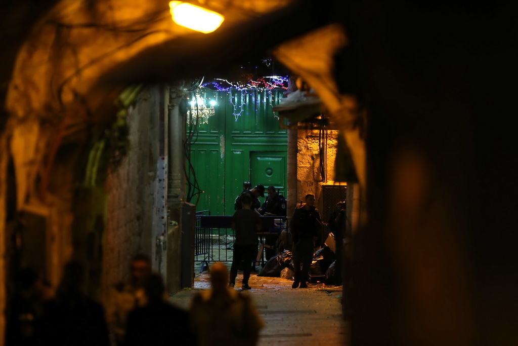 8月15日，在耶路撒冷老城，以色列安全人員在襲擊現場工作。