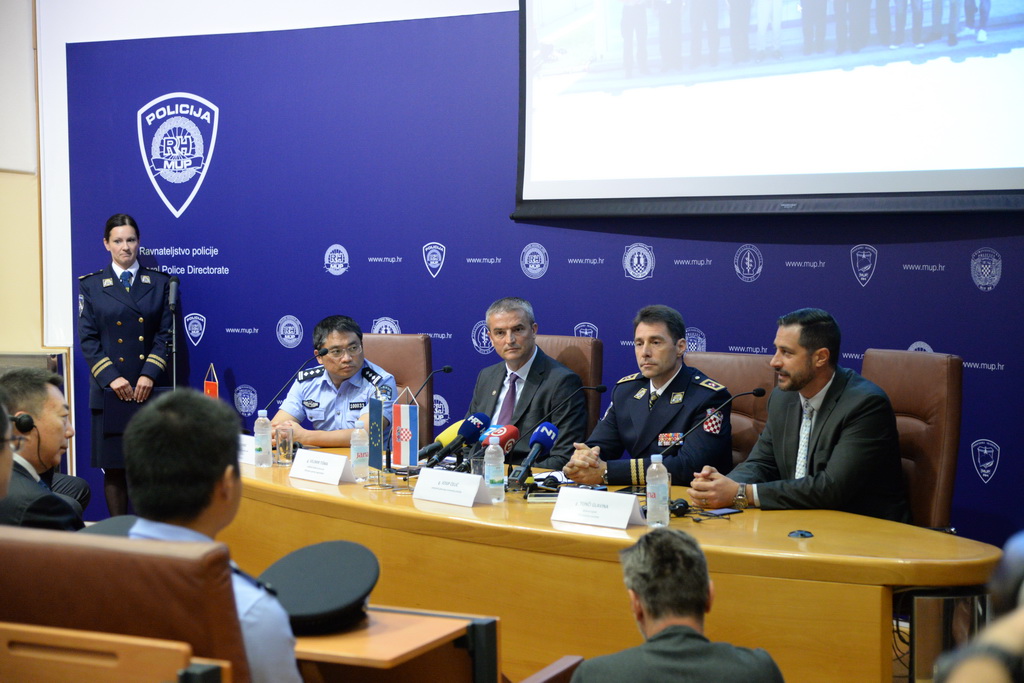 8月14日，中方聯巡警隊領隊薛強（后排右四）、薩格勒布警察局犯罪預防中心主任蒂什馬（后排右三）在薩格勒布出席新聞發布會。
