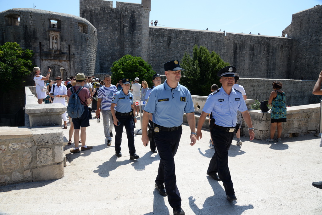 這是8月9日，參加中國與克羅地亞第二次旅游季警務聯合巡邏的警官在克羅地亞南部城市杜布羅夫尼克街頭巡邏。