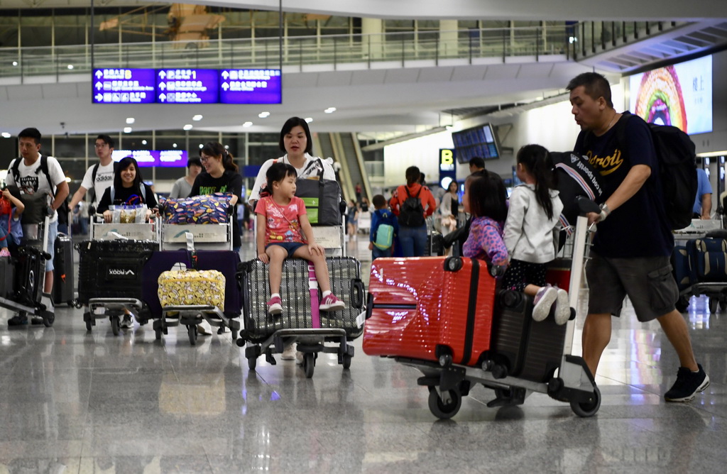 8月15日，旅客在香港國際機場抵港大堂。