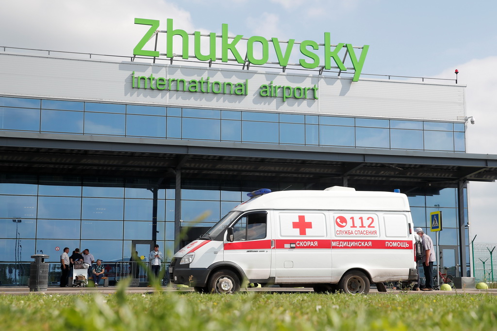 8月15日，救護車停在俄羅斯莫斯科附近的茹科夫斯基機場外。俄羅斯烏拉爾航空公司一架客機迫降在該機場旁的農田裡。新華社/路透