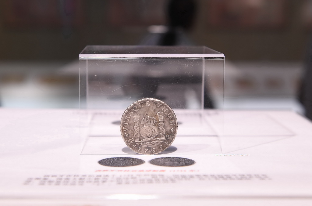 這是展出的閩南文獻中稱為“花邊銀”的1755年的西班牙雙柱雙地球銀元（8月15日攝）。