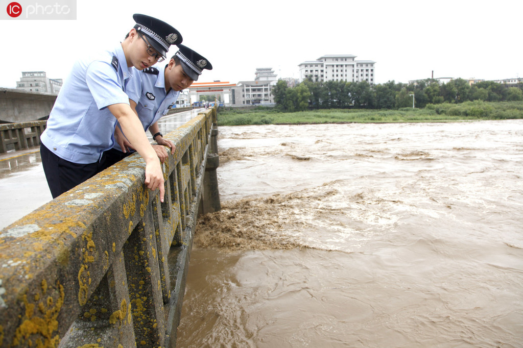 8月16日，吉林圖們口岸，兩名邊檢民警實時查看圖們江水位和流速變化。