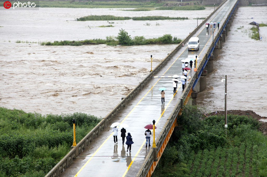 8月16日，吉林圖們口岸，湍急的江水流過國境公路橋梁。