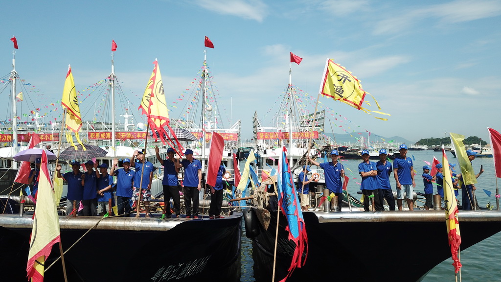 8月16日，准備出海的漁民們向岸上的親友與賓客打招呼。