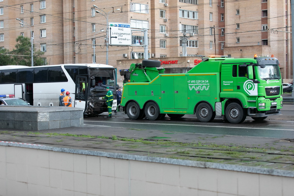 8月18日，在俄羅斯首都莫斯科，發生事故的大巴車被拖走。
