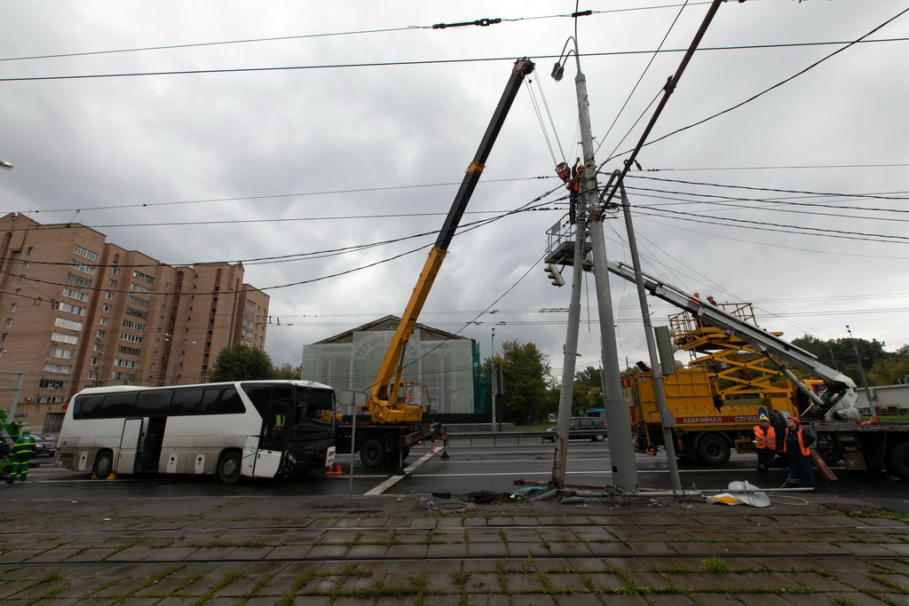 8月18日，在俄羅斯首都莫斯科，工作人員清理事故現場。