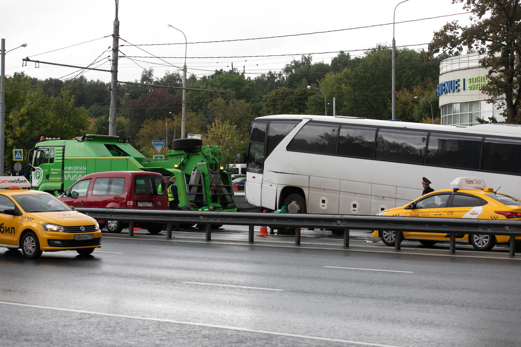 8月18日，在俄羅斯首都莫斯科，發生事故的大巴車被拖走。
