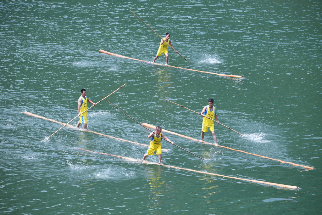 8月18日，洪口鄉莒洲村村民在霍童溪表演四人同時駕馭一根木頭的“獨木沖浪”絕技。