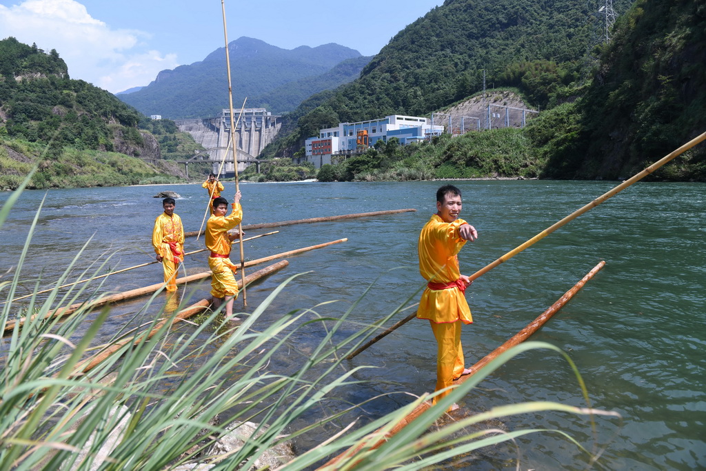 8月18日，洪口鄉莒洲村村民在霍童溪准備表演“獨木沖浪”絕技。