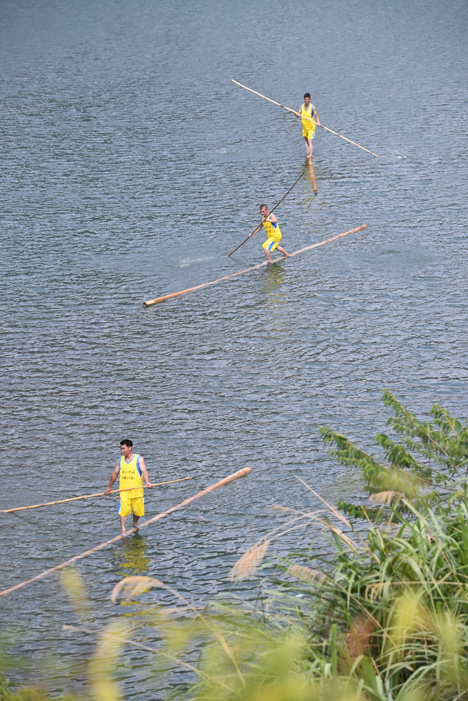 8月18日，洪口鄉莒洲村村民在霍童溪表演“獨木沖浪”絕技。