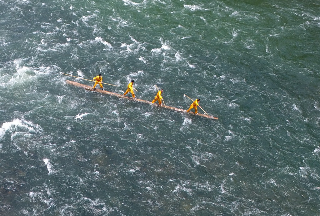 8月18日，洪口鄉莒洲村村民在霍童溪表演四人同時駕馭一根木頭的“獨木沖浪”絕技。