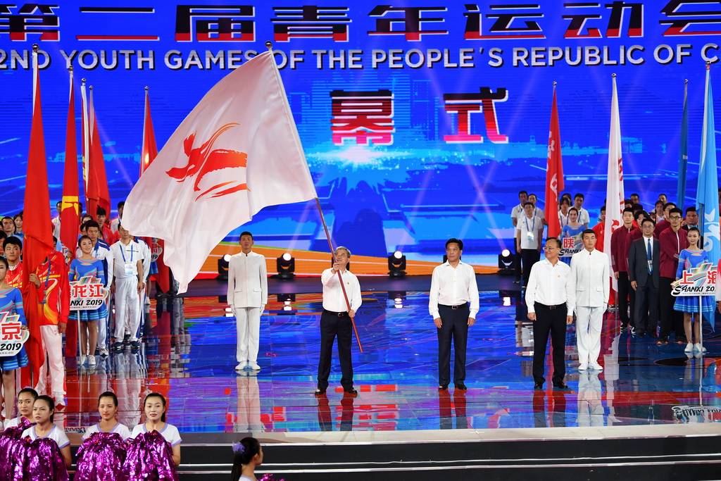 8月18日，太原市委書記羅清宇（前左）在會旗交接儀式上揮舞青運會會旗。新華社記者詹彥攝