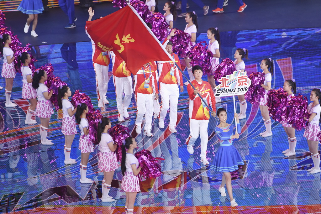 8月18日，北京市體育代表團步入閉幕式現場。新華社記者鞠煥宗攝