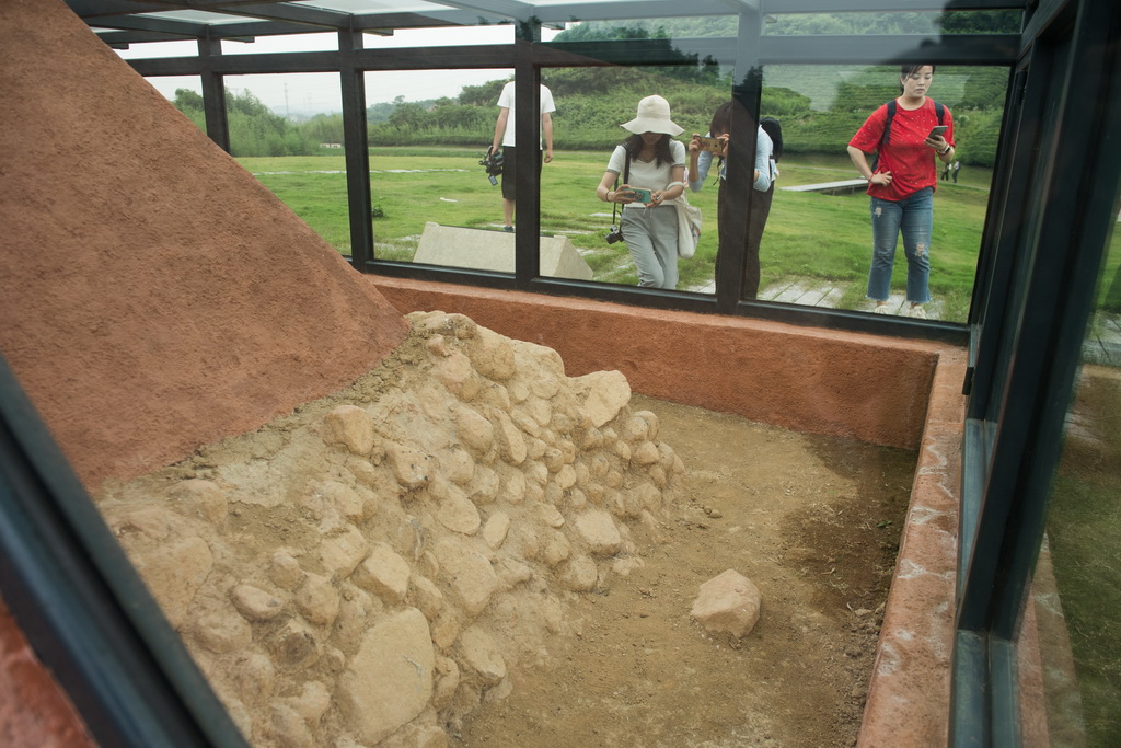 人們在位於浙江省杭州市的良渚文化瑤山祭壇遺址參觀（6月22日攝）。