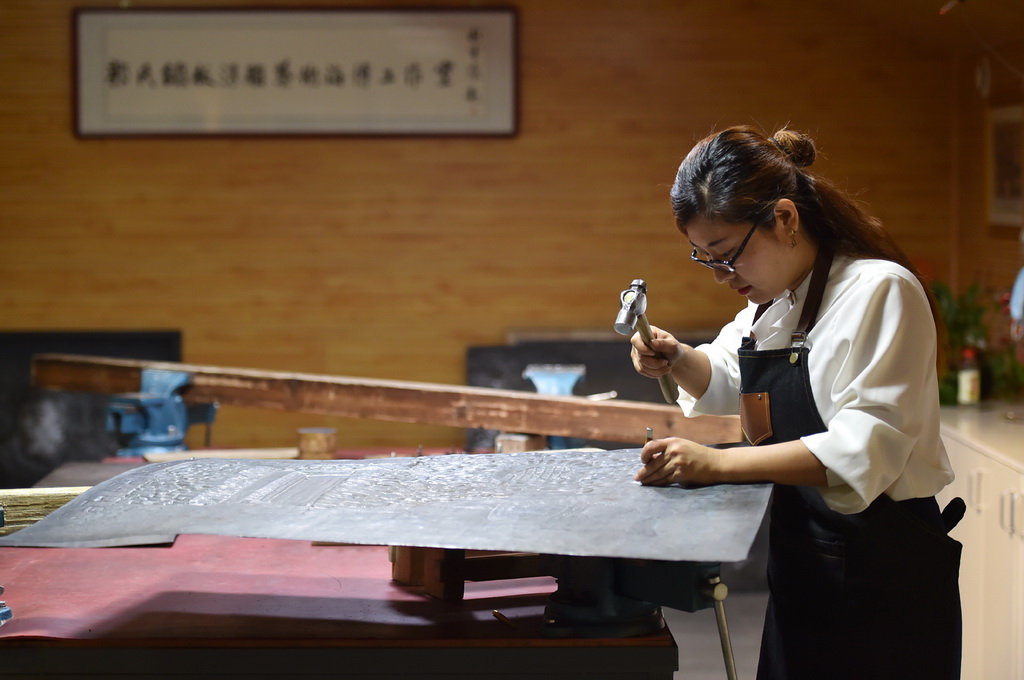 8月19日，在石家庄市“郭氏鐵板浮雕”工作室，郭墨涵制作鐵板浮雕作品。