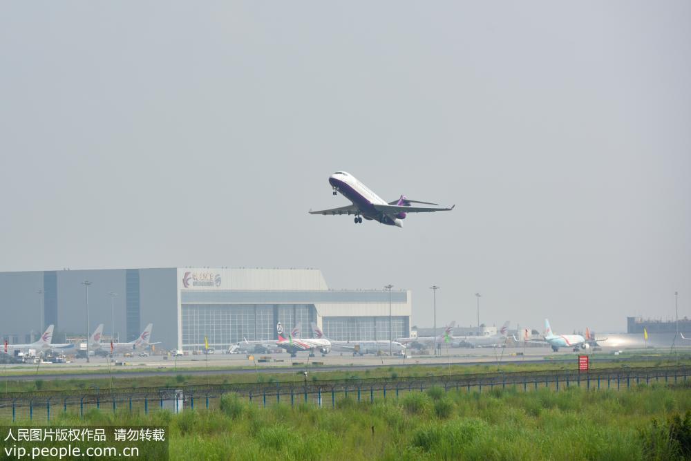 雲南：國產ARJ21噴氣支線客機演示飛行【2】
