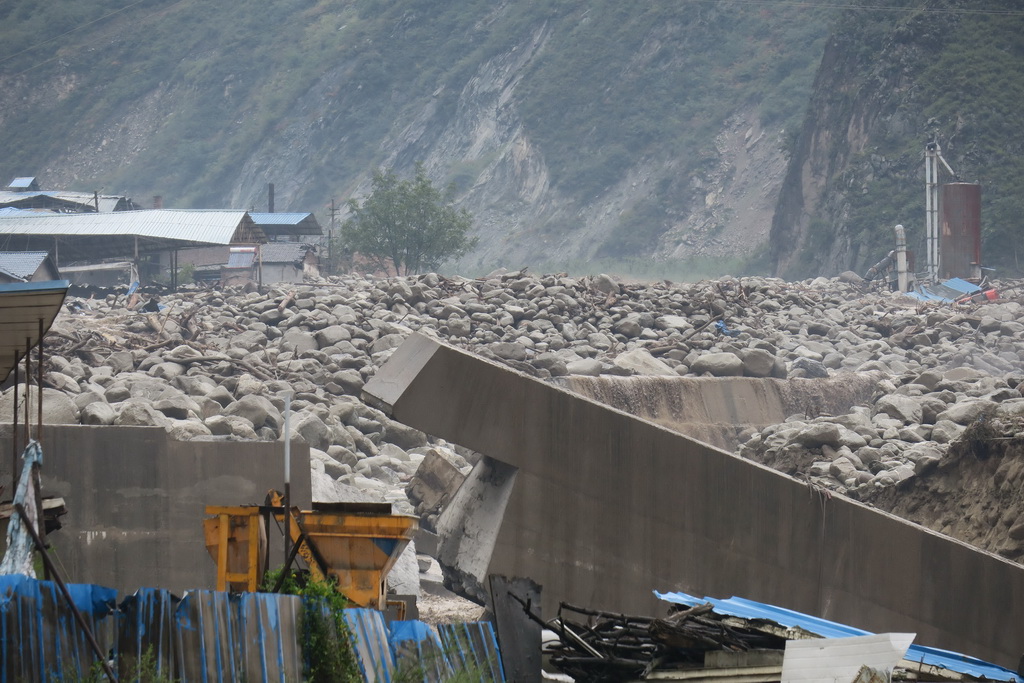 8��20��������봨�ذ��Ŵ���ʯ���ֺ��ֳ����»��緢����ӯ �㣩