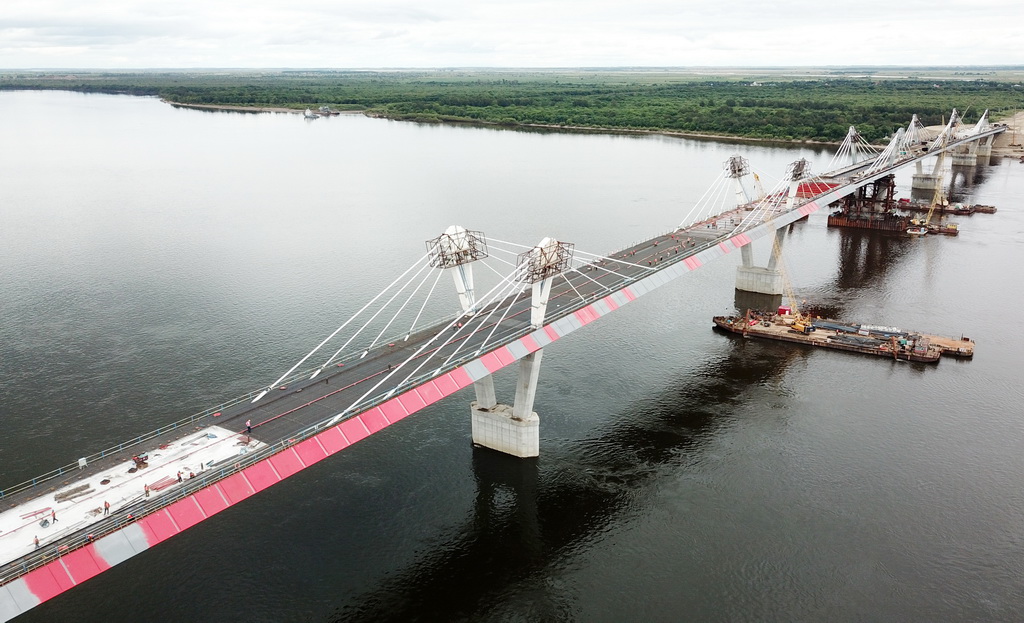 正在進行橋面鋪裝施工作業的黑河到布拉戈維申斯克黑龍江（阿穆爾河）大橋（8月19日無人機拍攝）。
