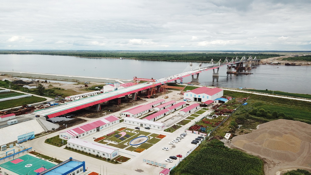 正在進行橋面鋪裝施工作業的黑河到布拉戈維申斯克黑龍江（阿穆爾河）大橋（8月19日無人機拍攝）。