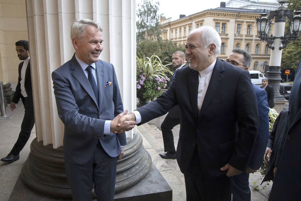 8月19日，在芬蘭赫爾辛基，芬蘭外長哈維斯托（前左）歡迎伊朗外長扎裡夫（前右）到訪。