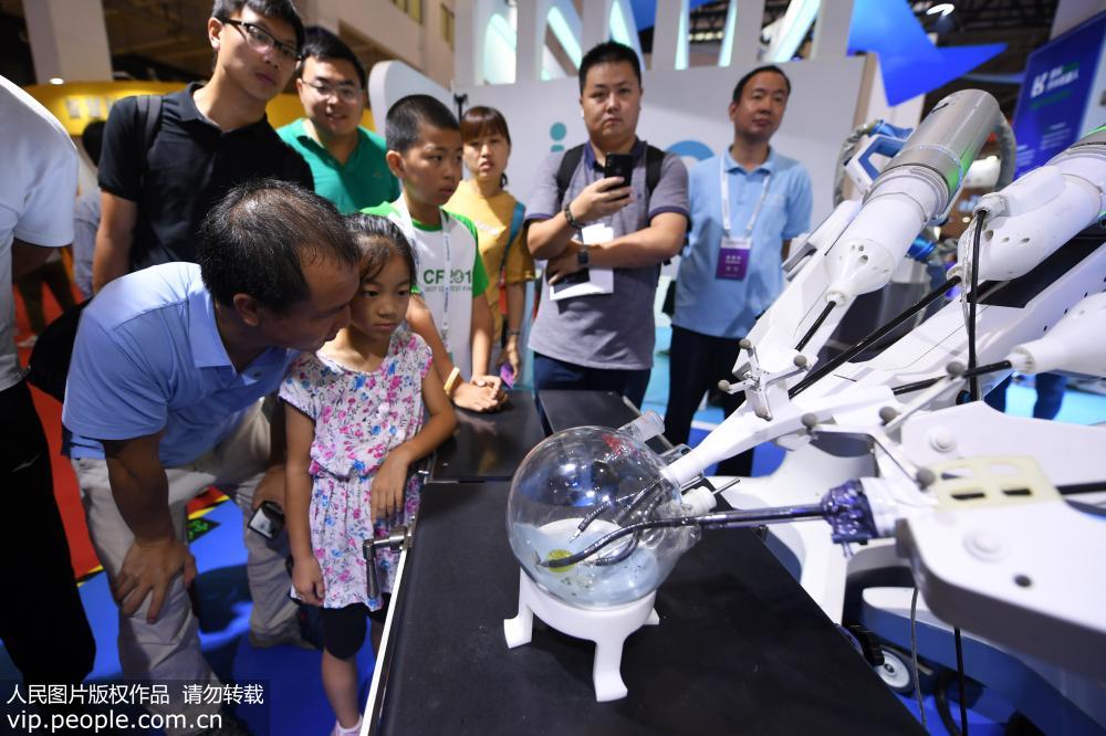 2019世界機器人大會在京開幕 700多款新銳機器人亮相